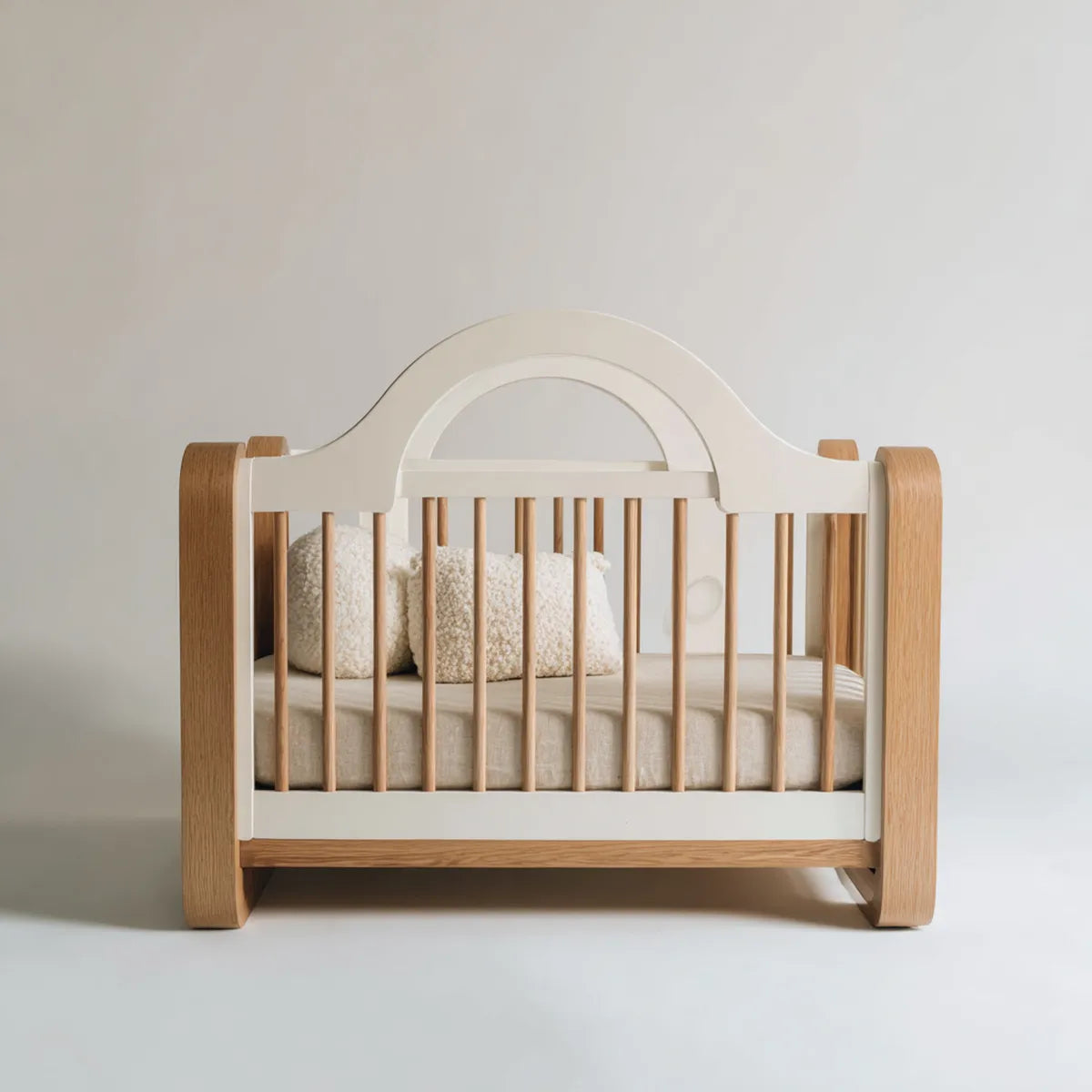 Lit bébé à barreaux blanc et naturel 120 x 60 cm en hêtre massif forme arquée